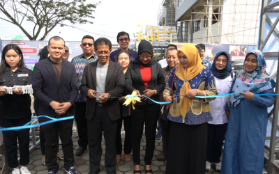 PEMOTONGAN PITA PEMBUKAAN EXPO KEWIRAUSAHAAN FAKULTAS EKONOMI DAN BISNIS 2023 DI HALAMAN CONVENTION CENTER UNIVERSITAS PANCA BHAKTI